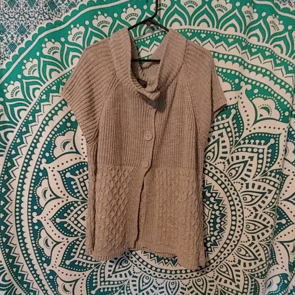 Cable knit short sleeve sweater